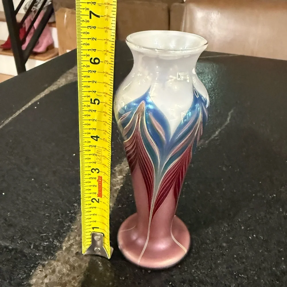 Stunning Signed Zellique Studios Pulled Feather Vase – 1982
